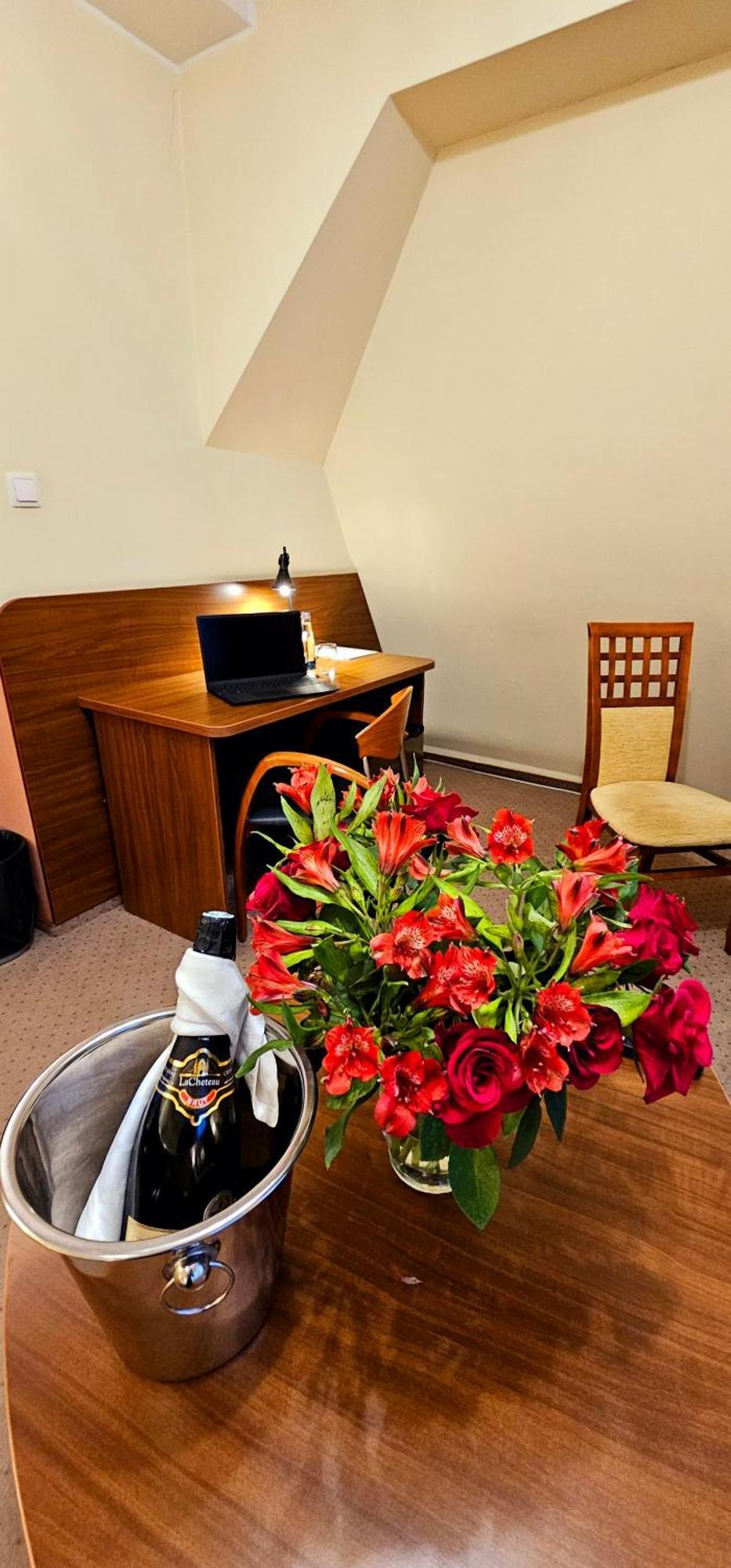 Hotel Siesta Swiebodzin Bagian luar foto