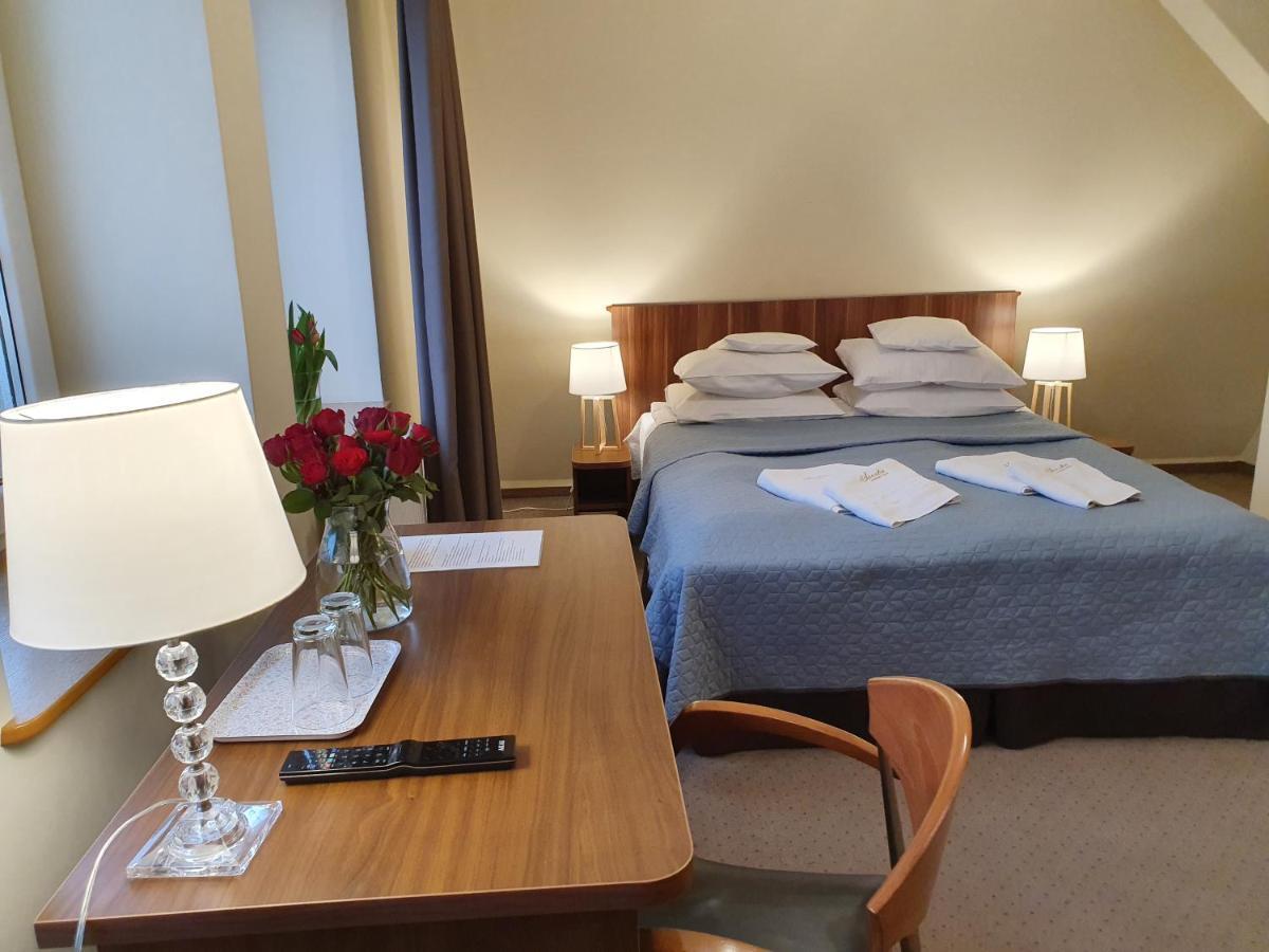 Hotel Siesta Swiebodzin Bagian luar foto